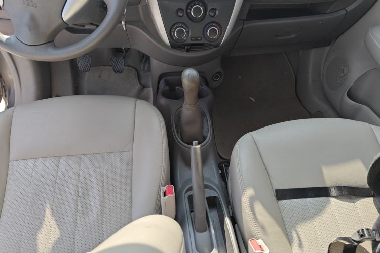 日产 阳光 2014款 1.5XE 手动精英版中控内饰16