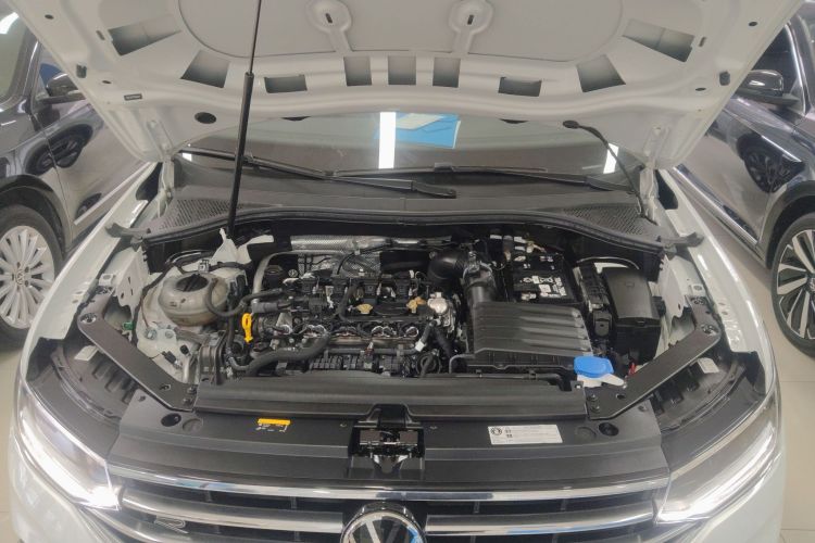 大众 途观L 2024款 出众款 330TSI 自动两驱R-Line龙耀版机舱底盘24