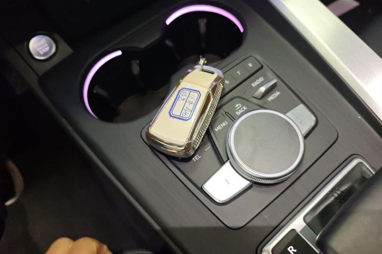 奥迪A4L 2018款 30周年年型 40 TFSI 时尚型中控内饰7001