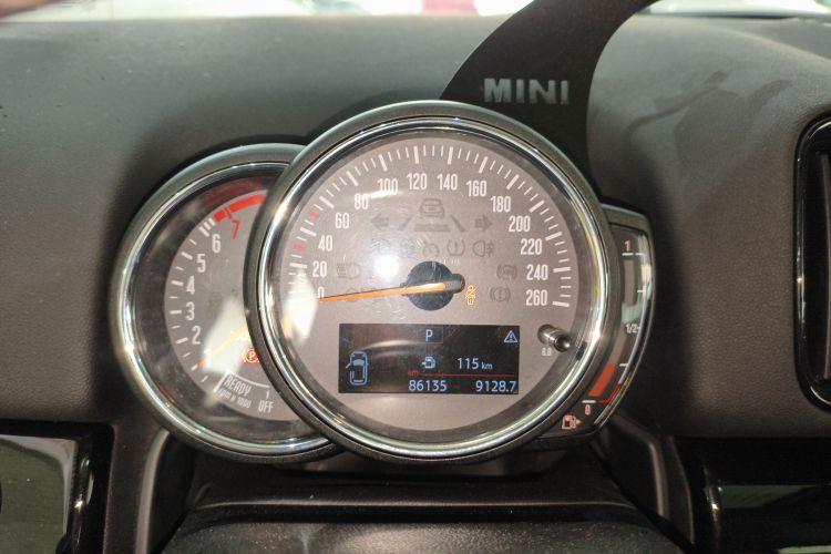 MINI Countryman 2017款 1.5T COOPER ALL4 非常假日版 辣椒红局部细节14