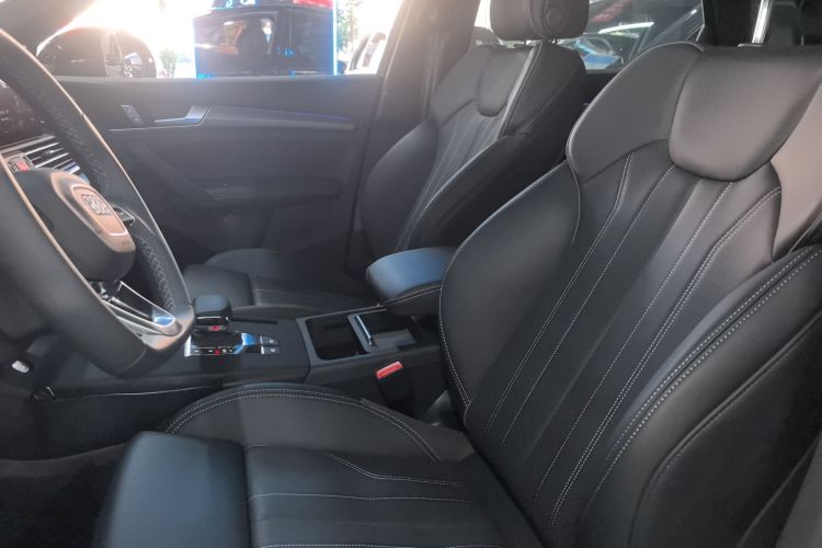 奥迪Q5L 2025款 45周年典藏版 40 TFSI 豪华动感型中控内饰19