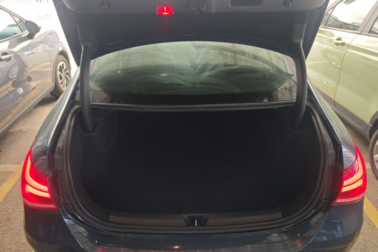 奔驰A级 2019款 A 200 L 运动轿车机舱底盘23