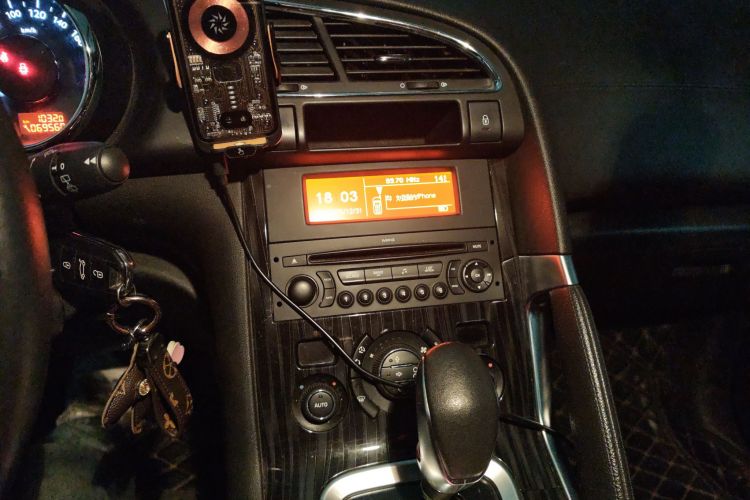 标致3008 2015款 2.0L 自动潮流版中控内饰16