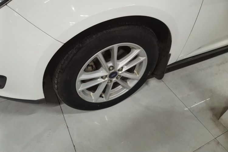 福特 福克斯 2018款 两厢经典 1.6L 自动风尚型智行版车身外观35