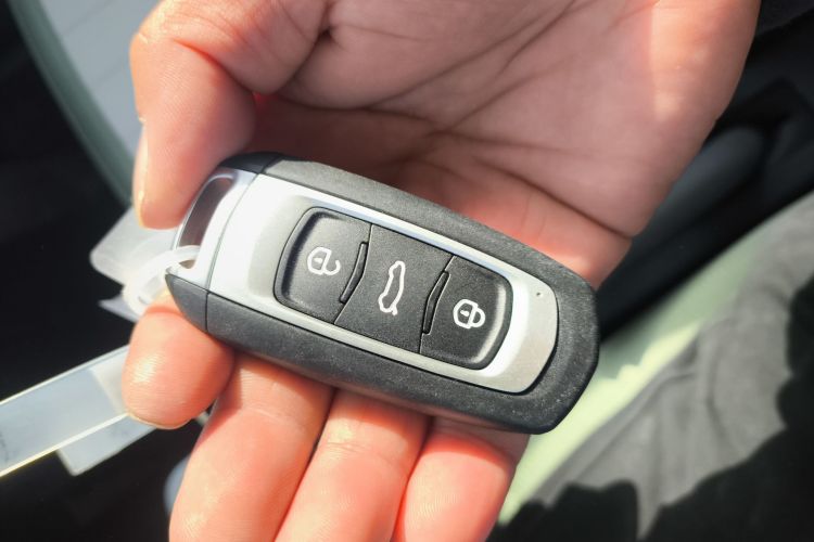 吉利银河 2025款 210km 熊猫骑士中控内饰7001