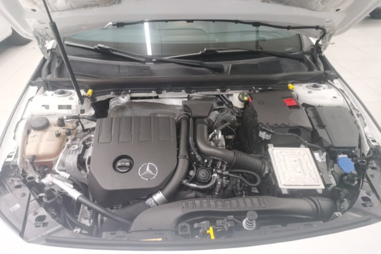 奔驰A级 2019款 A 200 L 运动轿车机舱底盘24