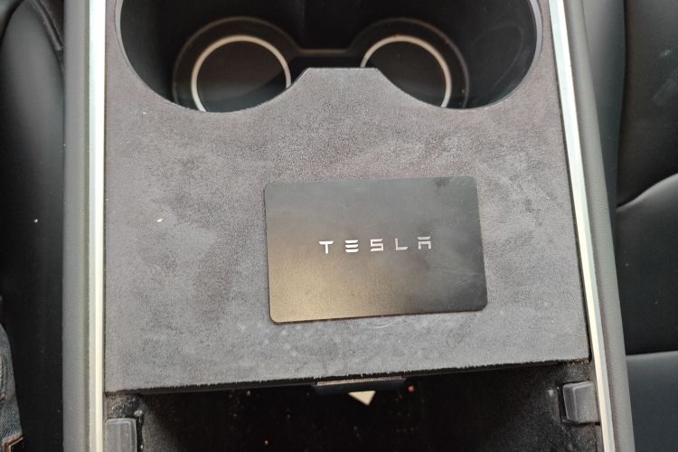 特斯拉 Model Y 2023款 长续航全轮驱动版中控内饰7001