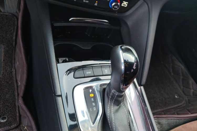 别克 君威 2017款 20T 精英型中控内饰18