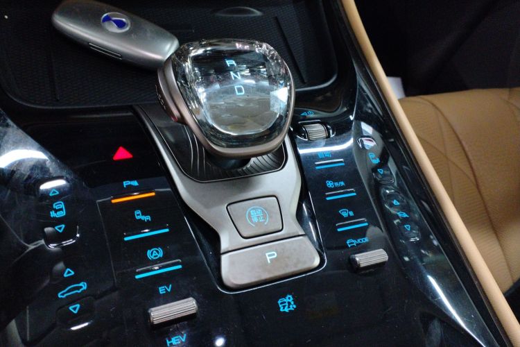 腾势D9 2022款 DM-i 1040 尊贵型中控内饰18