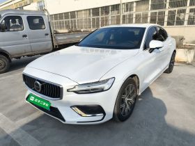 沃尔沃S60 2025款 B4 智逸豪华版