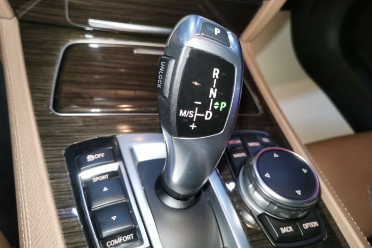 宝马7系 2014款 730Li 臻享型中控内饰18