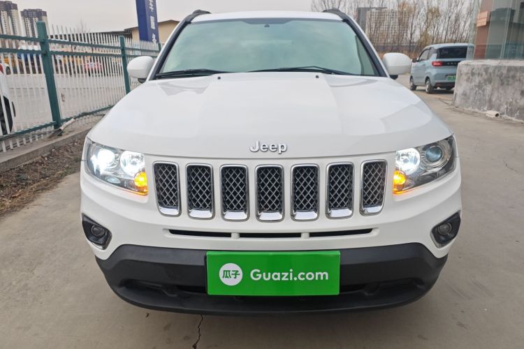 Jeep 指南者(进口) 2014款 改款 2.4L 四驱豪华导航版车身外观2
