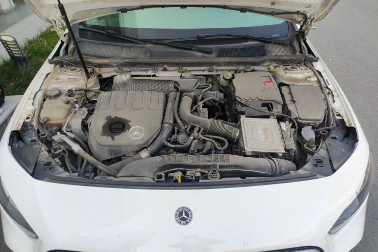 奔驰A级 2020款 A 180 L 运动轿车机舱底盘24