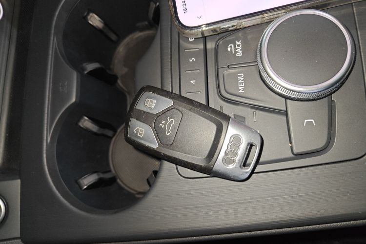 奥迪A4L 2019款 40 TFSI 进取型 国VI中控内饰7001