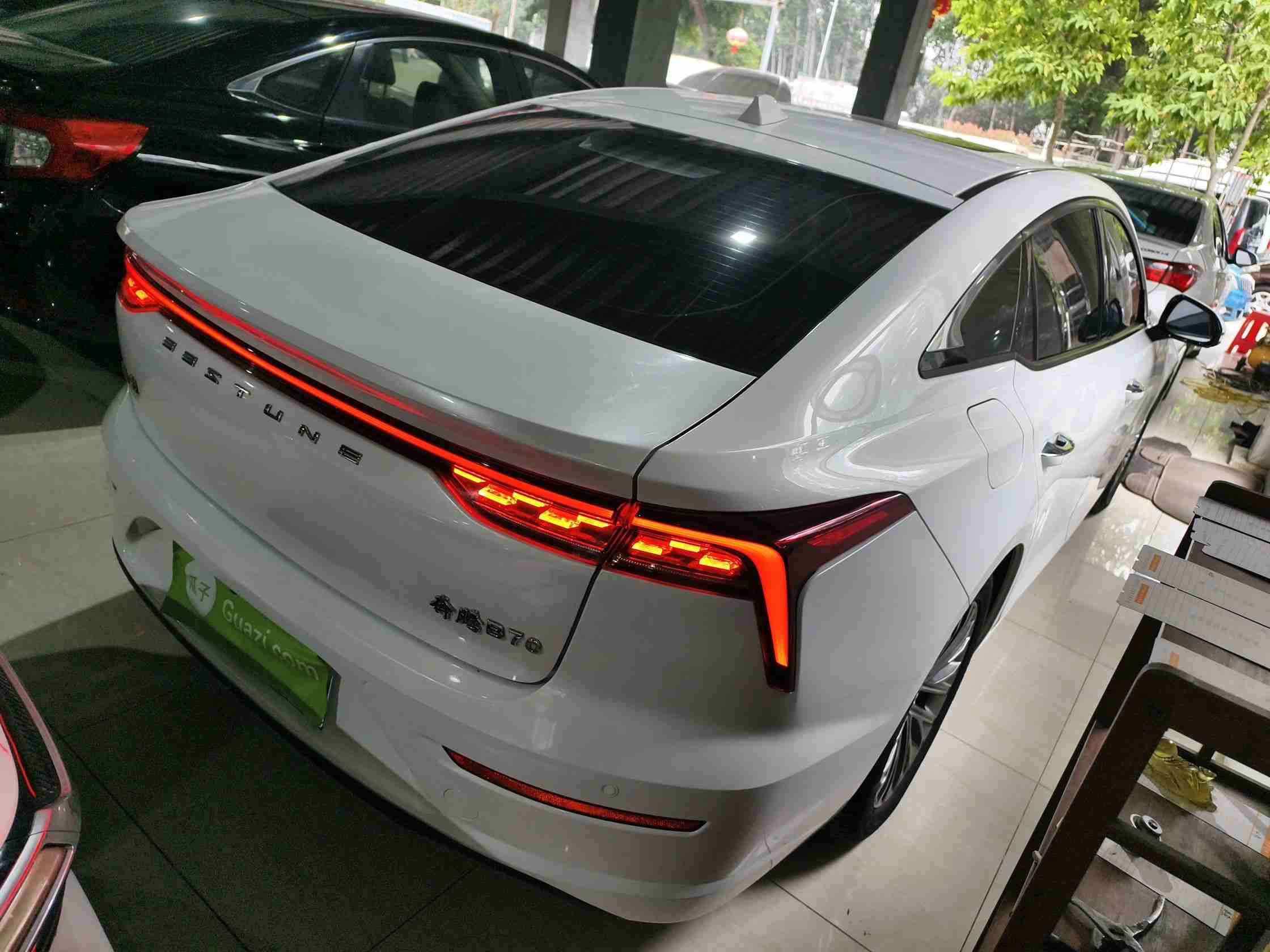 车辆右后45度角整体外观