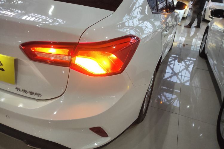 福特 福克斯 2021款 三厢 1.5L 自动锋跃型车身外观9