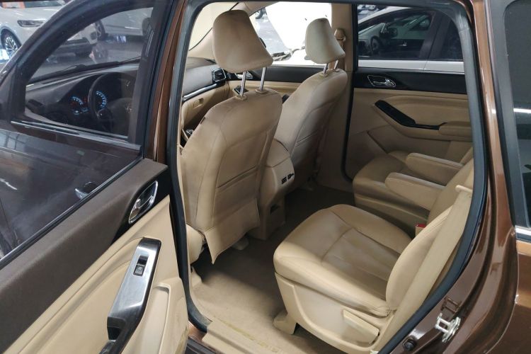 宝骏730 2014款 1.5L 手动豪华型 7座中控内饰21