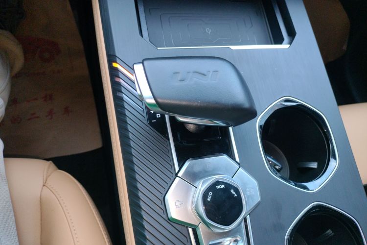 长安UNI-K 2023款 2.0T 两驱悦享型局部细节18