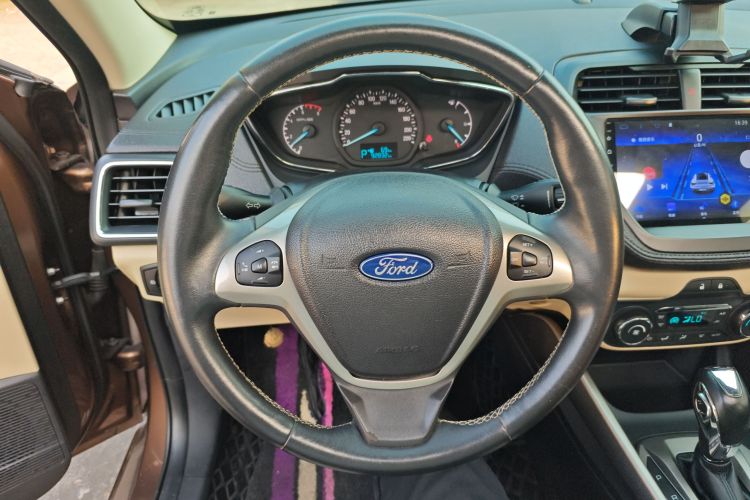 福特 福睿斯 2015款 1.5L 自动时尚型中控内饰13