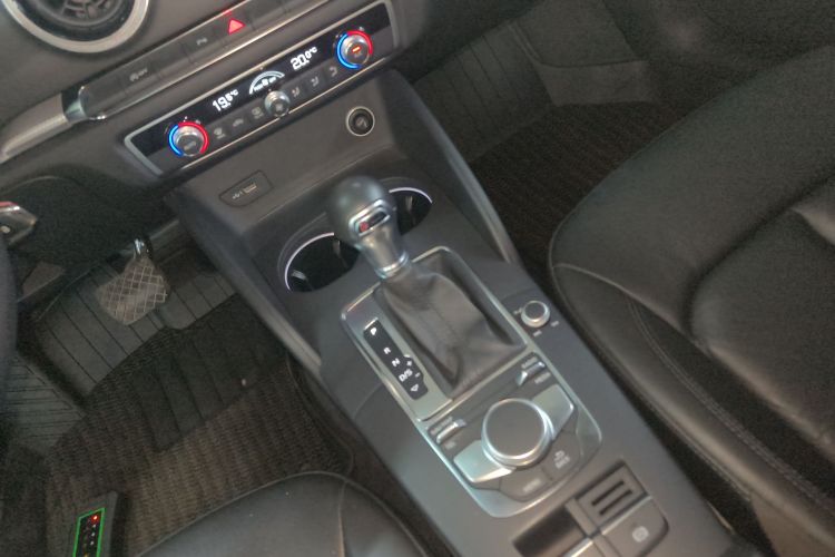 奥迪A3 2018款 30周年年型 Limousine 35 TFSI 风尚型中控内饰18