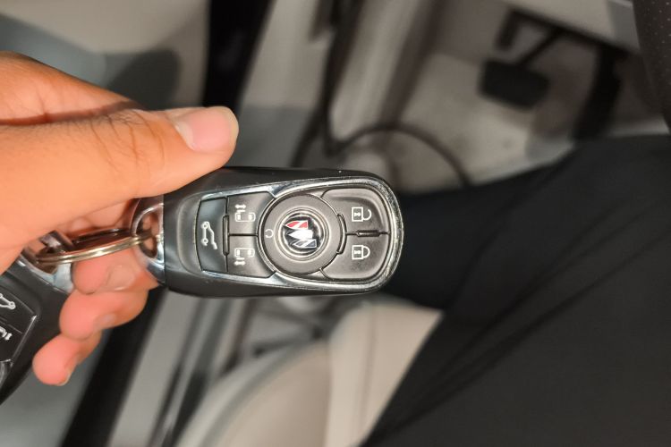 别克GL8 2021款 Avenir艾维亚 七座亲礼版中控内饰11