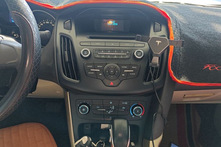 福特 福克斯 2015款 三厢 1.6L 自动舒适型中控内饰16