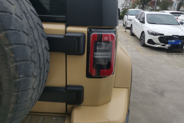 北京BJ40 2019款 2.3T 自动四驱环塔冠军版 国VI车身外观9