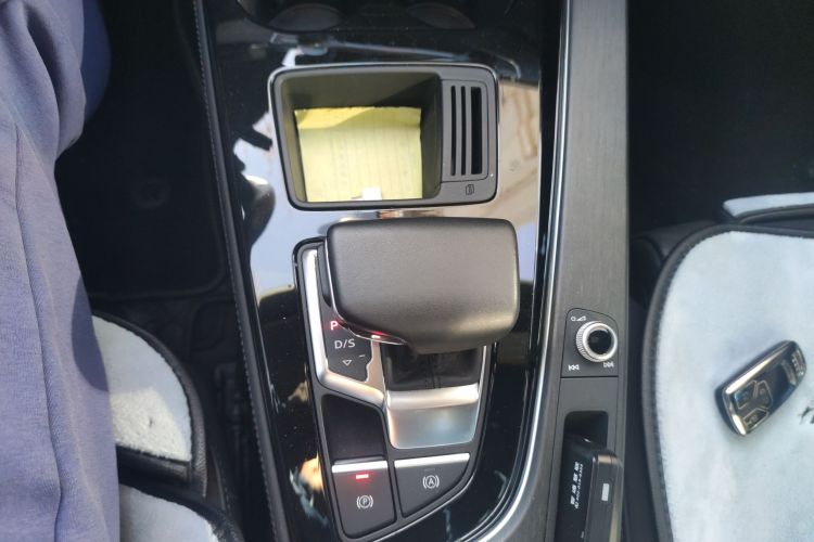 奥迪A4L 2023款 40 TFSI 豪华动感型中控内饰18