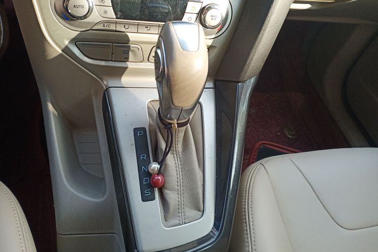 福特 福克斯 2012款 三厢 1.6L 自动风尚型中控内饰18