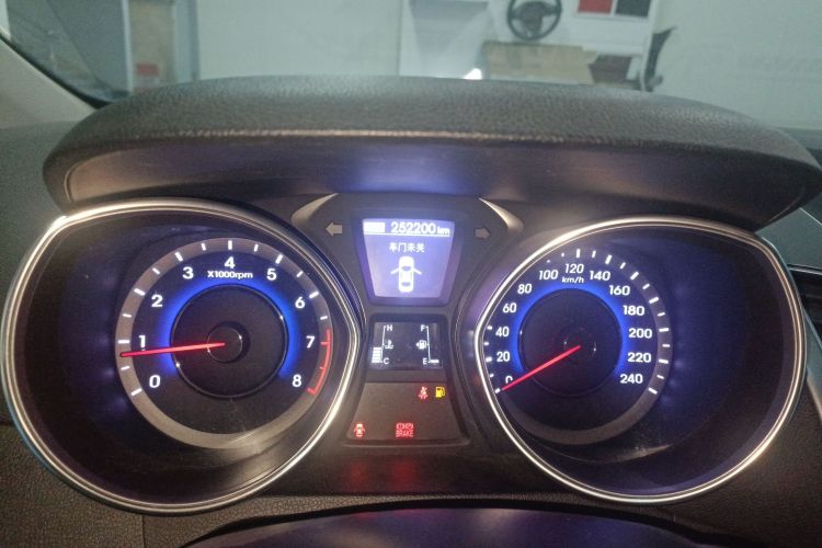 现代 朗动 2015款 1.6L 手动领先型中控内饰14