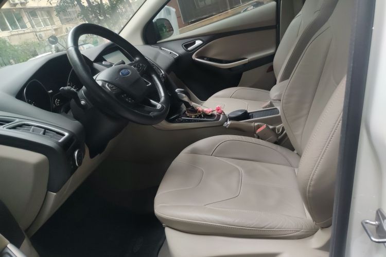 福特 福克斯 2015款 三厢 EcoBoost 180 自动旗舰型局部细节19