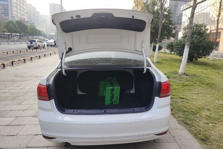 大众 朗逸 2017款 1.6L 自动风尚版机舱底盘23