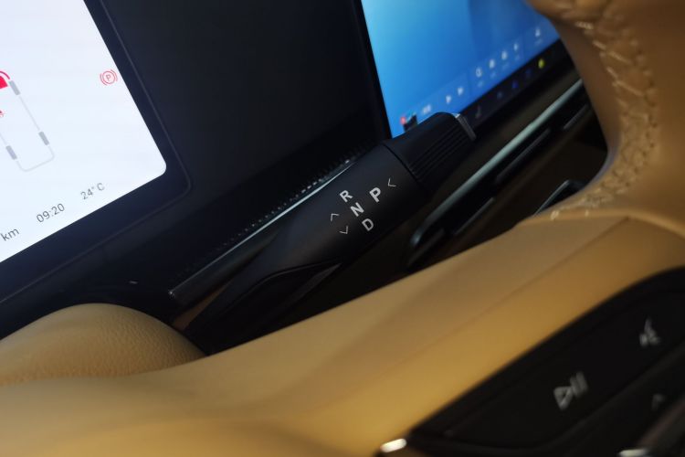 岚图汽车 岚图梦想家 2025款 PHEV 四驱尊贵鲲鹏版中控内饰18