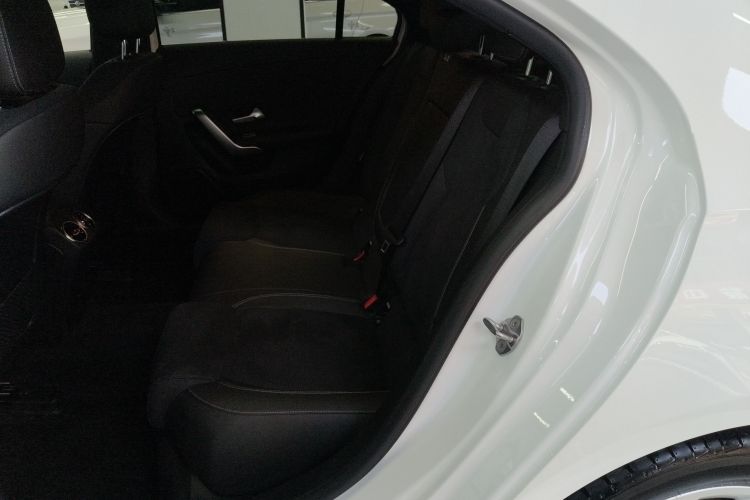 奔驰A级 2021款 A 200 L 运动轿车时尚型中控内饰7004