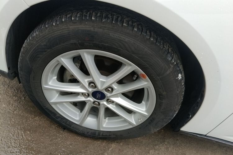 福特 福克斯 2018款 两厢经典 1.6L 自动风尚型智行版车身外观6001