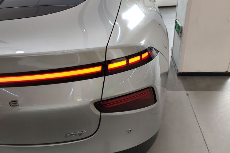 小鹏P7 2022款 670N+车身外观9