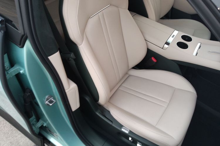 小米汽车 小米YU7 2025款 超长续航高性能四驱Max版局部细节41