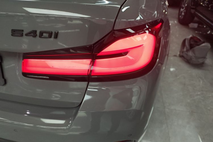 宝马5系(进口) 2022款 530i M运动套装车身外观9