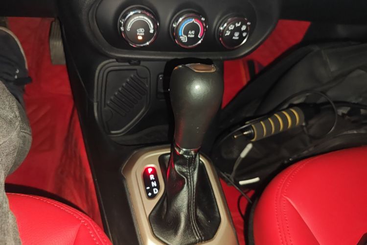 Jeep 自由侠 2017款 180T 自动高能版中控内饰18