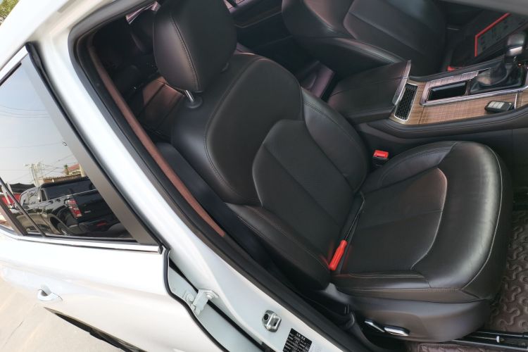 荣威RX8 2018款 30T 智联网两驱至尊版局部细节41