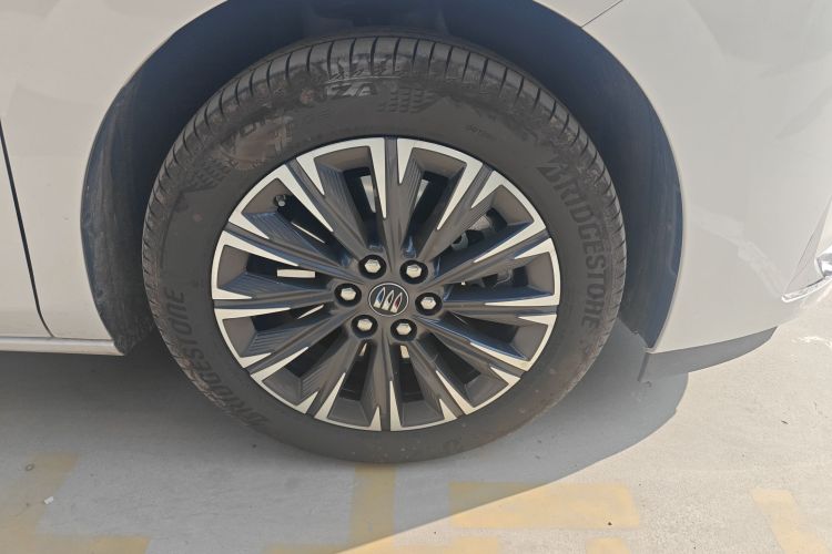 别克GL8 2025款 陆尊 尊享版车身外观10