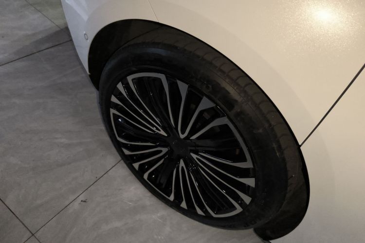 阿维塔12 2025款 Ultra增程版车身外观6008