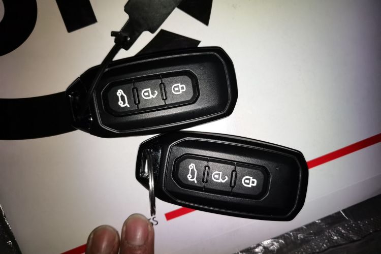 福特 全顺T8 2024款 T8 2.3T柴油自动短轴中顶6座多功能版3/3中控内饰11