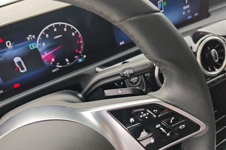 奔驰A级 2023款 A 180 L中控内饰18