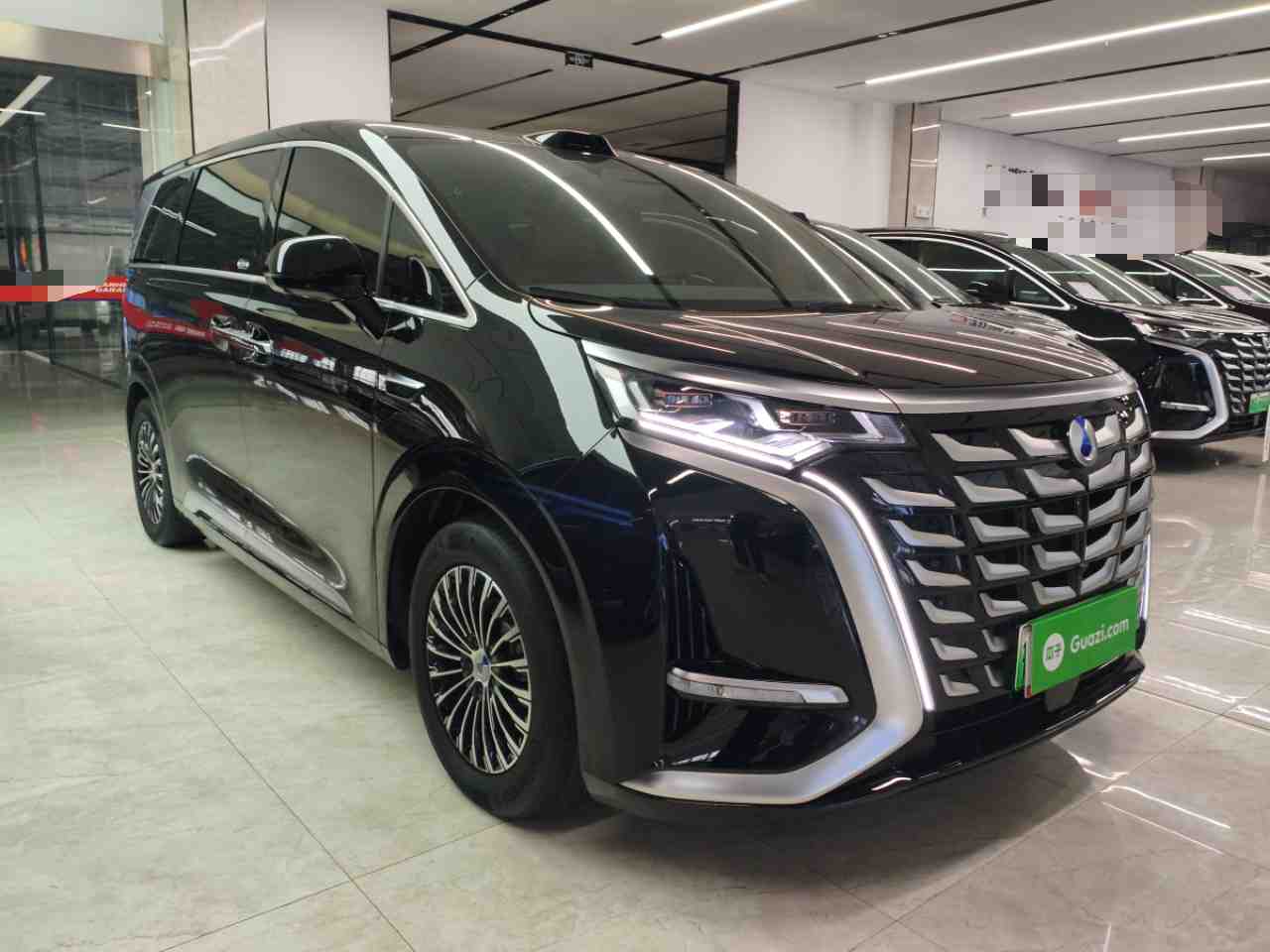 车辆右前45度外观展示