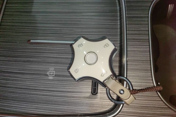 东风奕派 eπ008 2024款 210Max增程版 6座中控内饰7001