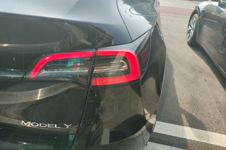 特斯拉 Model Y 2021款 标准续航后驱版车身外观9