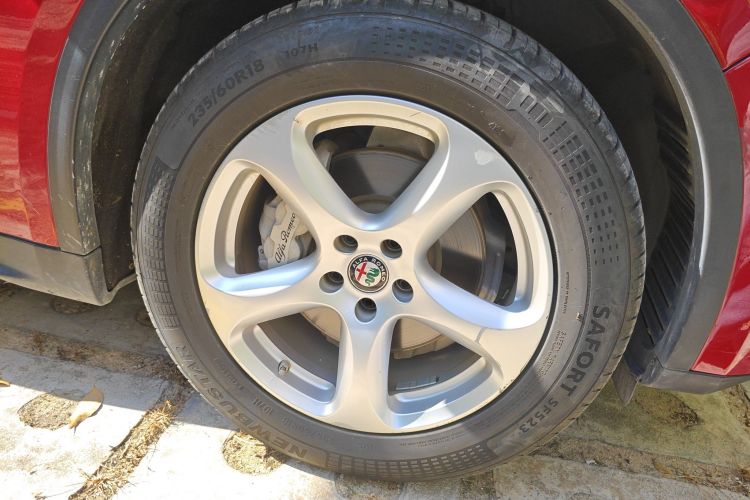 阿尔法·罗密欧 Stelvio斯坦维 2017款 2.0T 200HP 精英版车身外观10