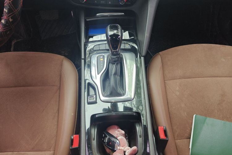 别克 君威 2017款 20T 豪华型中控内饰18