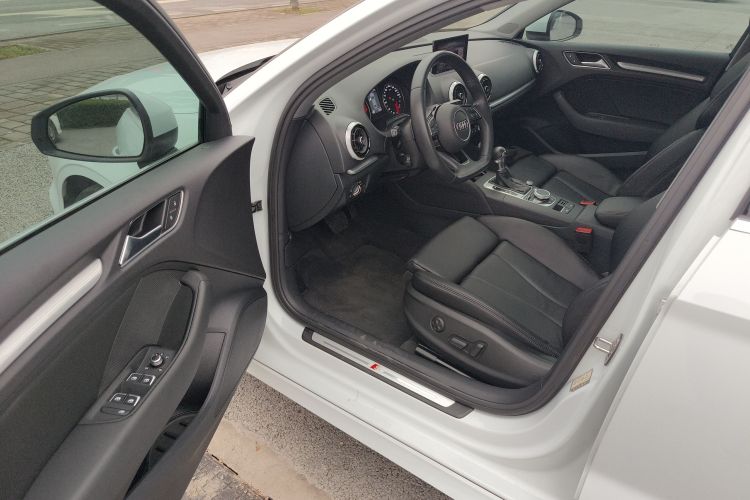 奥迪A3 2018款 30周年年型 Limousine 35 TFSI 运动型中控内饰20